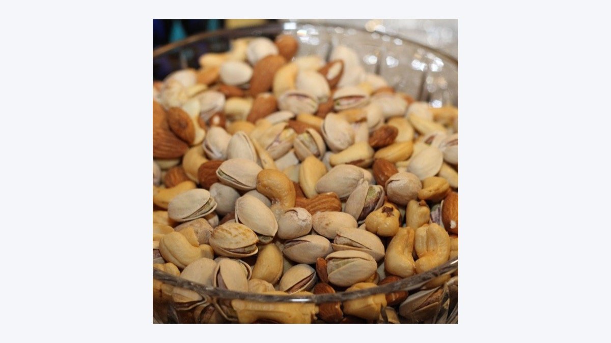 Date and roasted nut bites